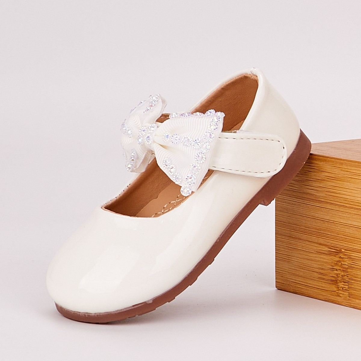 Pantofi fata alb cu arici bacida